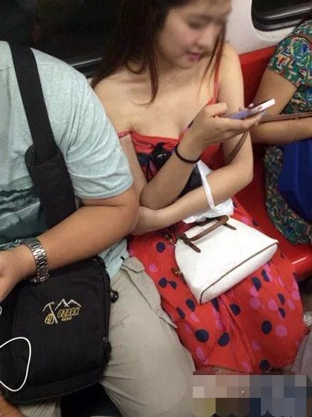 好想帮她把肩带提上去人物gif搞笑图片