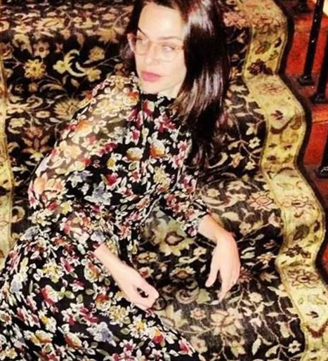 好尴尬，和地毯撞衫了人物gif搞笑图片