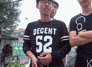 街头的武林高手对决人物gif搞笑图片