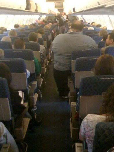 有这样的乘客，飞机多费油呀！人物gif搞笑图片