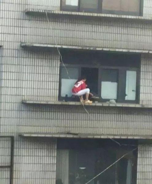 屋里做饭太呛，这样就好多了人物gif搞笑图片