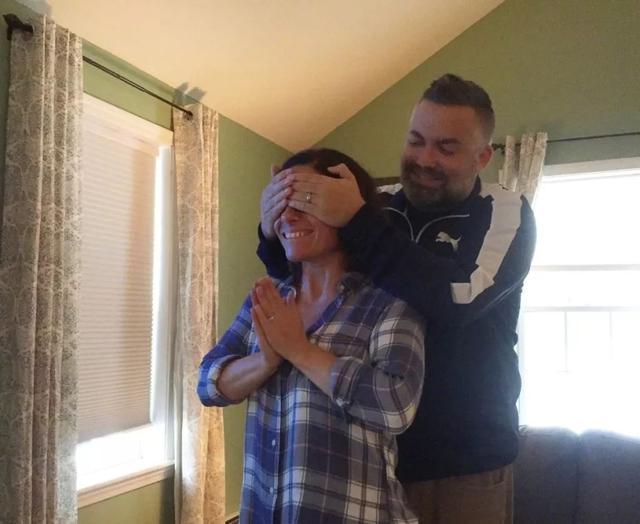 国外一网友打赢了一场游戏，想在老婆面前炫耀一下，就蒙住了她的眼睛假装要给她惊喜….真是非常意外开心了，你输赢跟老娘有毛线关系人物gif搞笑图片