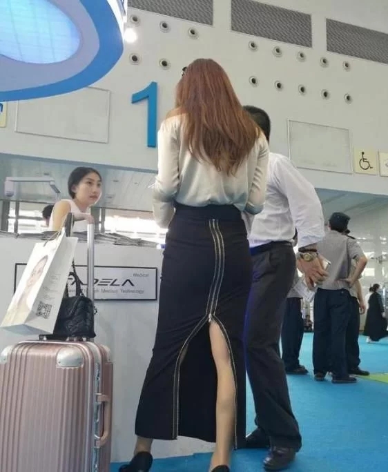 机场里的收获人物gif搞笑图片