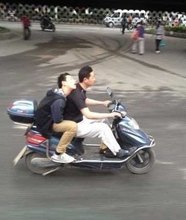 睡着的好销魂啊，小心掉下去人物gif搞笑图片