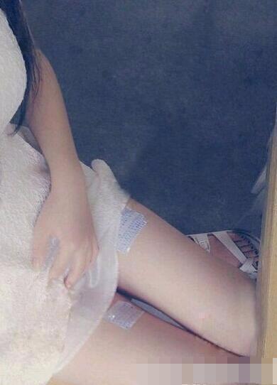 干这事，穿裙子确实比穿裤子方便人物gif搞笑图片