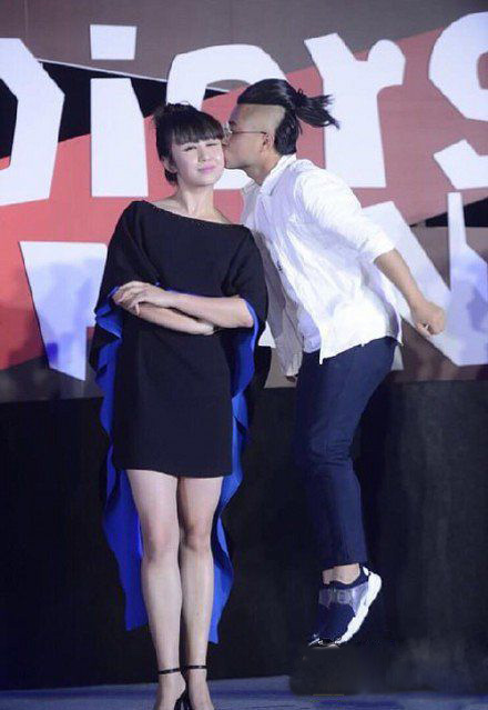 这才是真正的飞吻人物gif搞笑图片