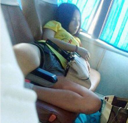 妹纸偏偏睡得这么任性人物gif搞笑图片