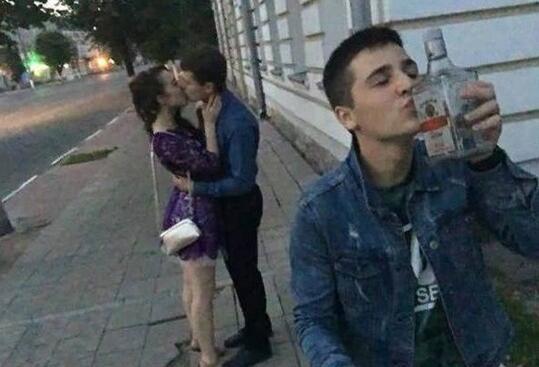 右边才是真爱之吻，单身狗也有春天人物gif搞笑图片