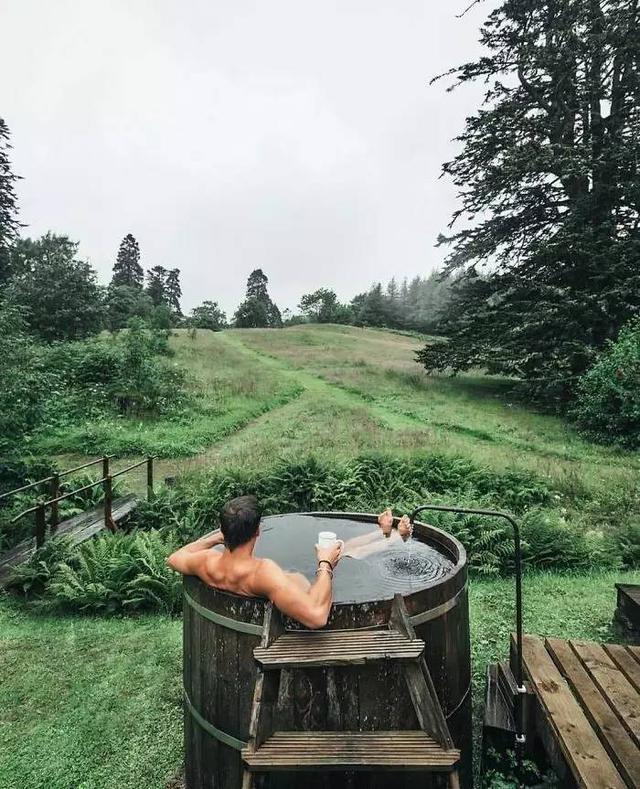 露天沐浴人物gif搞笑图片