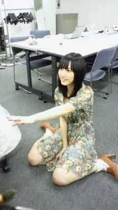 这样的坐法，据说只有女性可以人物gif搞笑图片