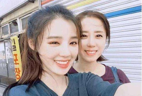 双胞胎姐妹，真像啊人物gif搞笑图片