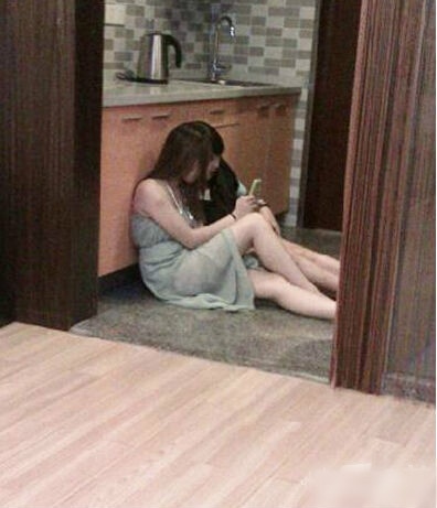 自拍也要选个有逼格的背景人物gif搞笑图片