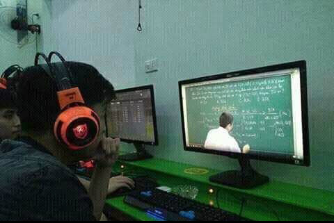 学霸的网吧生活人物gif搞笑图片