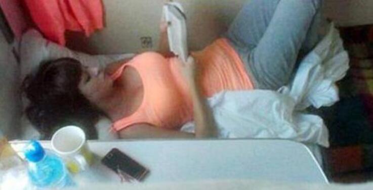 没事多坐坐火车，开开眼界人物gif搞笑图片