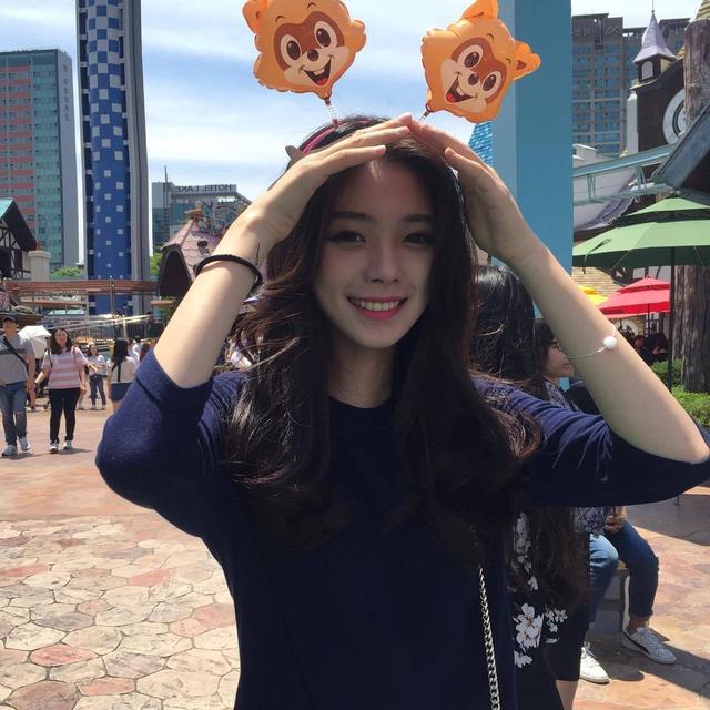 妹子调皮了哈人物gif搞笑图片