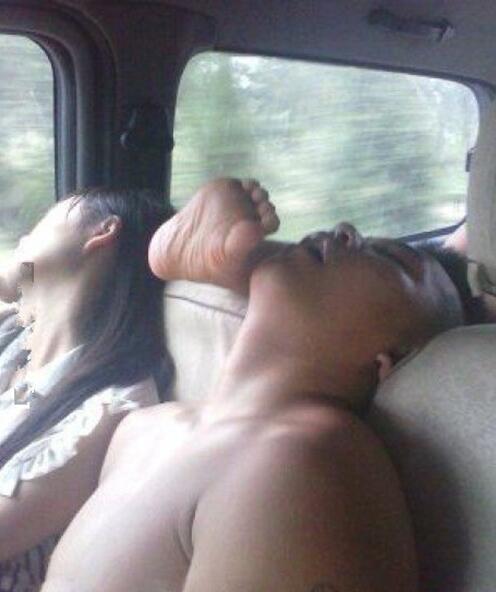 我擦，大哥醒了不得暴走啊！人物gif搞笑图片