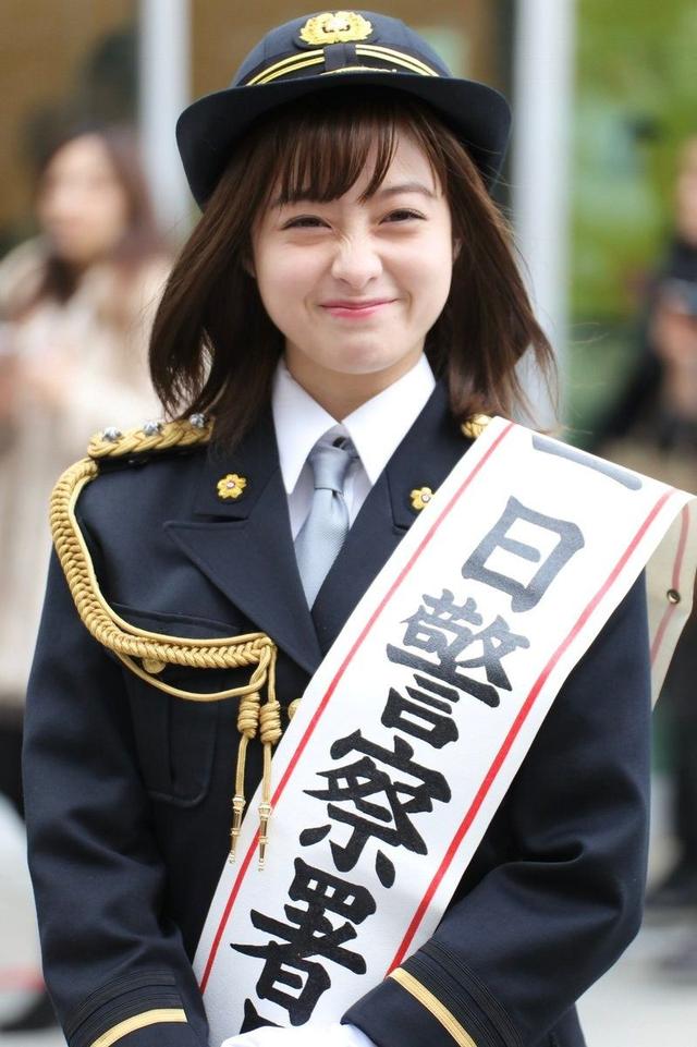 日本的警察妹纸人物gif搞笑图片