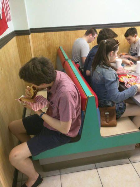 一种扑面而来的孤独感，不禁潸然泪下。。。人物gif搞笑图片