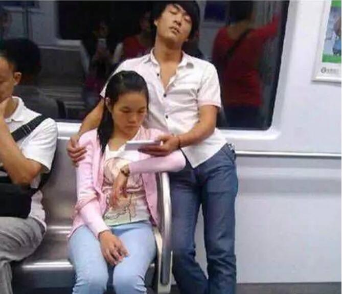 遇到这样的手机架就嫁了吧人物gif搞笑图片