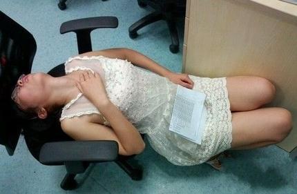 美女你是有多困，晚上干嘛去了人物gif搞笑图片