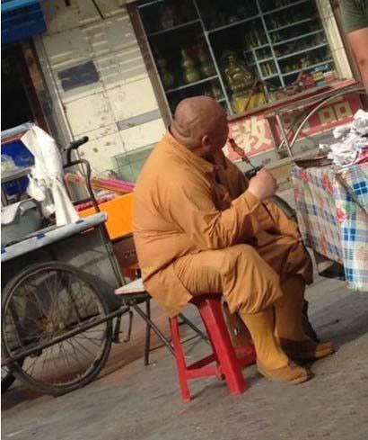 贫僧吃的不是肉是寂寞人物gif搞笑图片