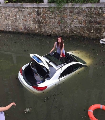 神一样的女司机人物gif搞笑图片