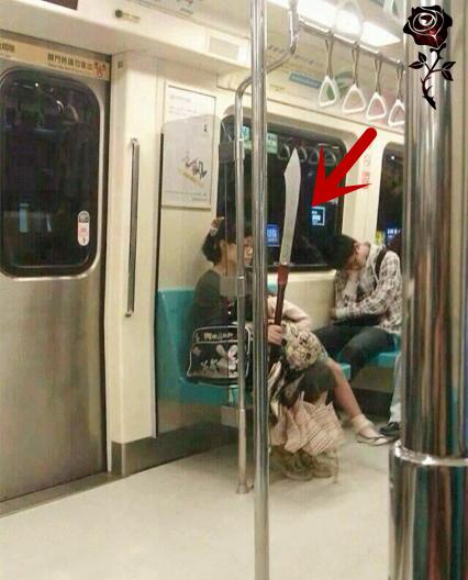 姑娘，你要前往最终决战之地吗？人物gif搞笑图片