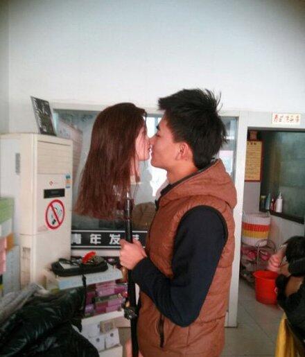 跟女朋友的深情拥吻人物gif搞笑图片