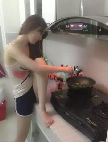 是不是觉得很性感？如果换成大妈这个姿势炒菜你会吃得下？人物gif搞笑图片
