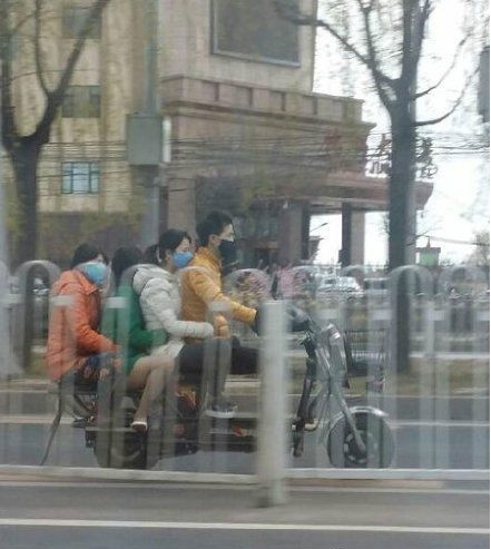 大哥，你这是严重超载啊人物gif搞笑图片