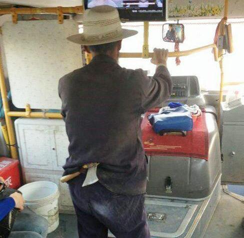 大叔你随便坐，没人敢和你抢位置啊人物gif搞笑图片