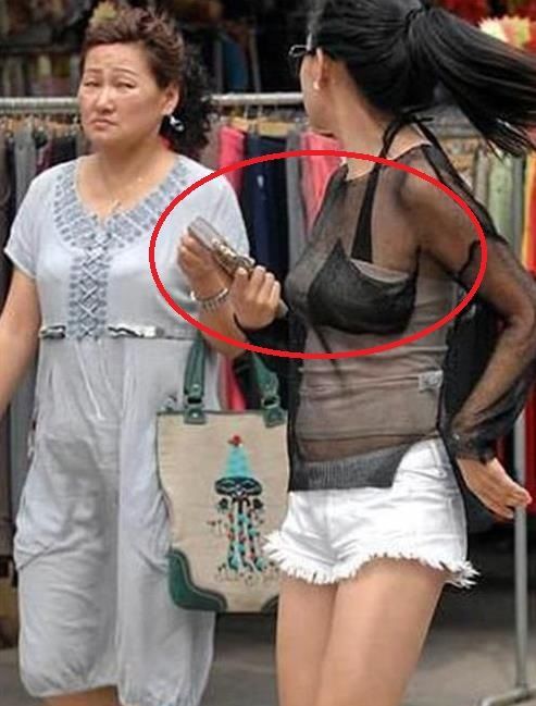 上衣穿的这么个性自以为很吸引人，旁边大妈却是满脸不屑一顾啊人物gif搞笑图片