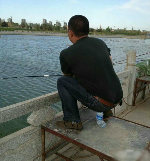 都说钓鱼是很考验定力的！人物gif搞笑图片