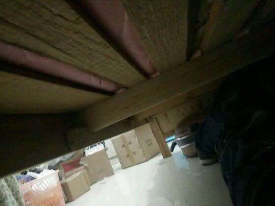 笑友们，她老公回来了，现在怎么办？在线等！人物gif搞笑图片