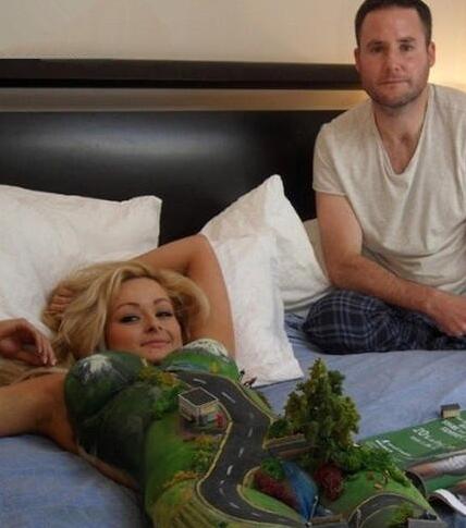 看起来还少辆车人物gif搞笑图片