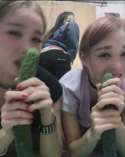 豁出一切也要抢镜人物gif搞笑图片