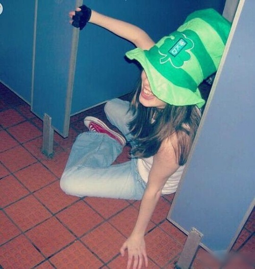 妹子，你找错地方了吧人物gif搞笑图片