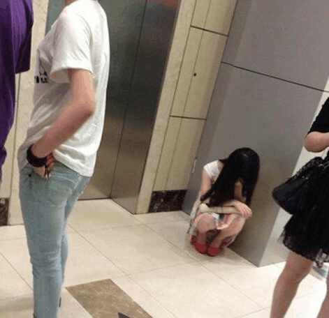 谁丢的妹子，我要捡走了人物gif搞笑图片