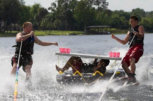 牛人是这样冲浪的人物gif搞笑图片