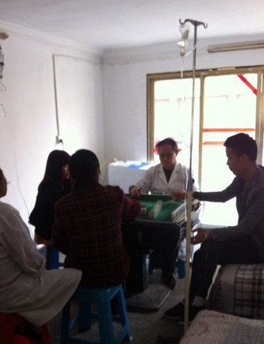 用绳命在打牌的人们人物gif搞笑图片