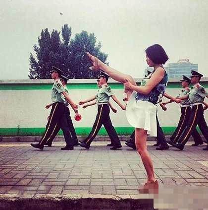 忽然好羡慕迎面走来的人，好有幸福感！人物gif搞笑图片