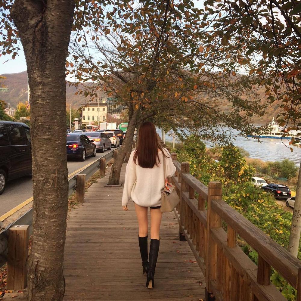 看背影就感觉恋爱了人物gif搞笑图片