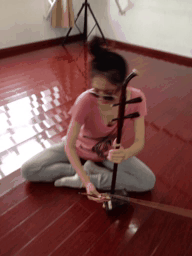 二逼女青年拉胡琴人物gif搞笑图片