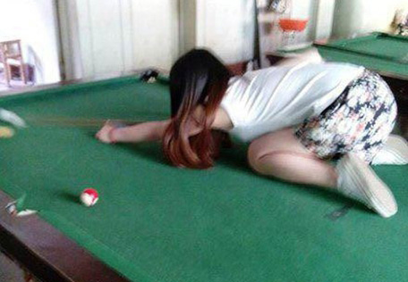 打个台球也卖力人物gif搞笑图片