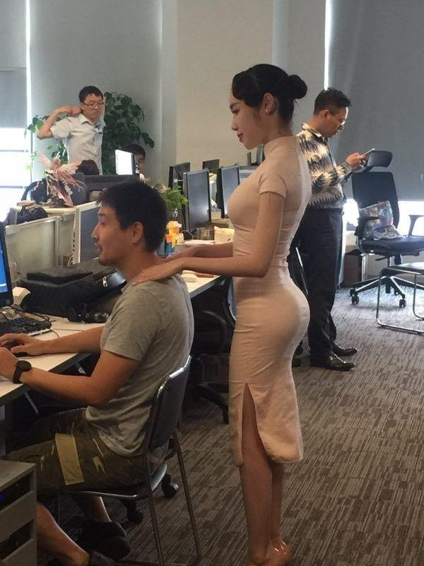 程序员鼓励师！老板， 咱们公司什么时候推广啊？人物gif搞笑图片