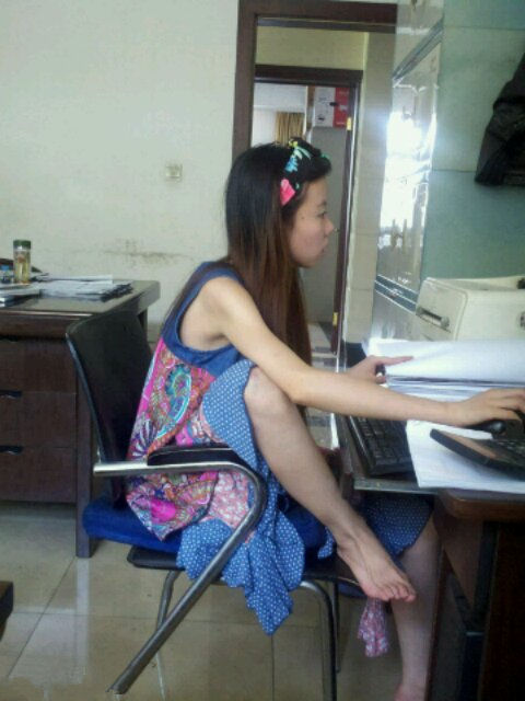 好犀利的女同事，公司里边没人敢惹人物gif搞笑图片