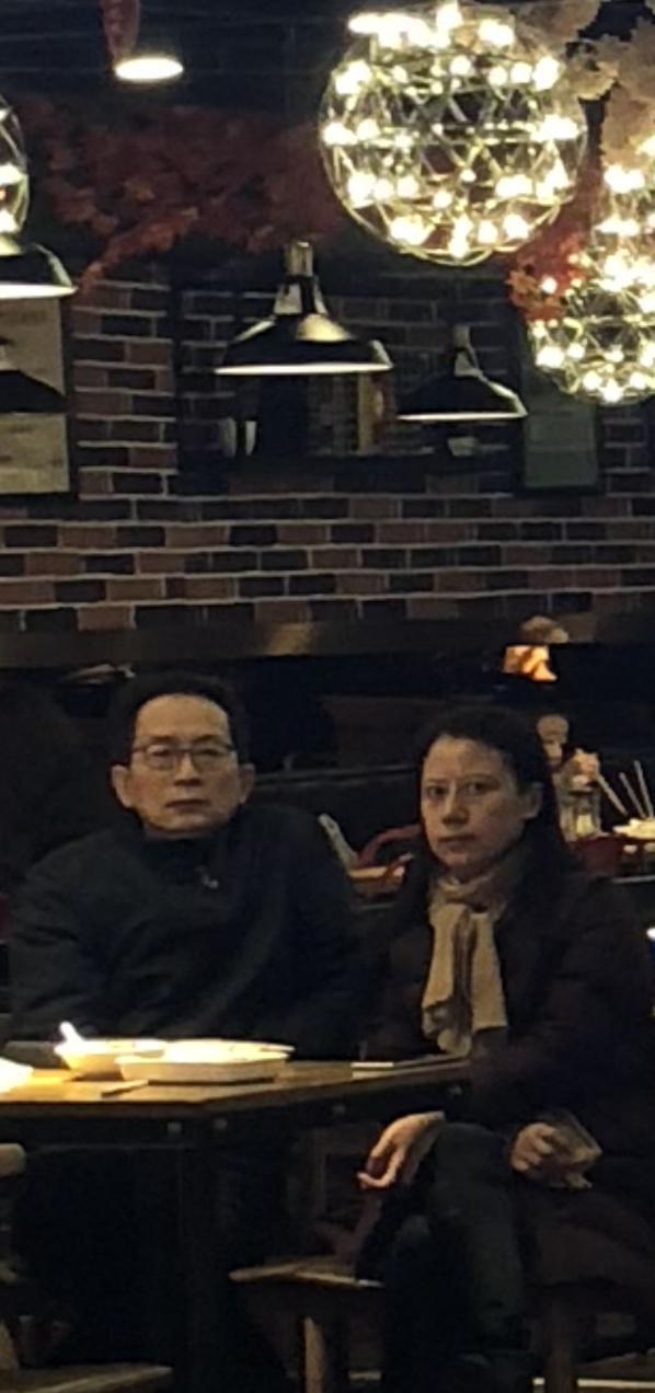 爸妈跟我约了晚饭，我迟到了快一个小时人物gif搞笑图片