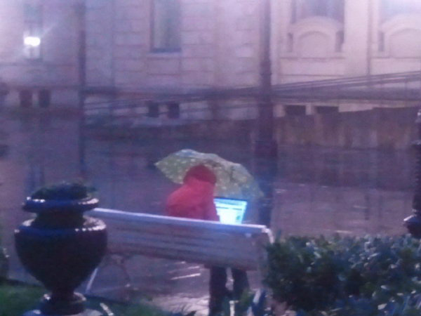 雨中的程序员，跟工作来一个浪漫的约会人物gif搞笑图片