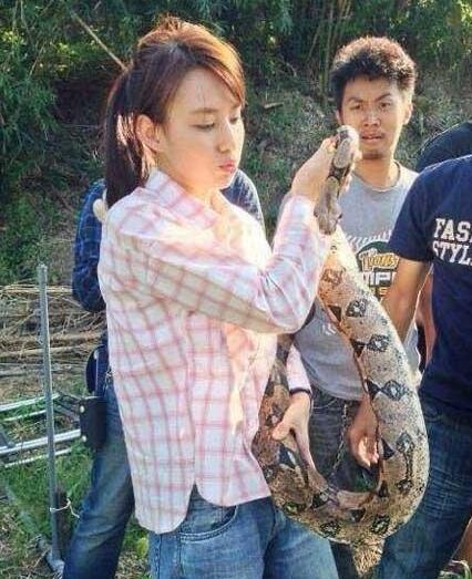 后面那位男子震精了人物gif搞笑图片