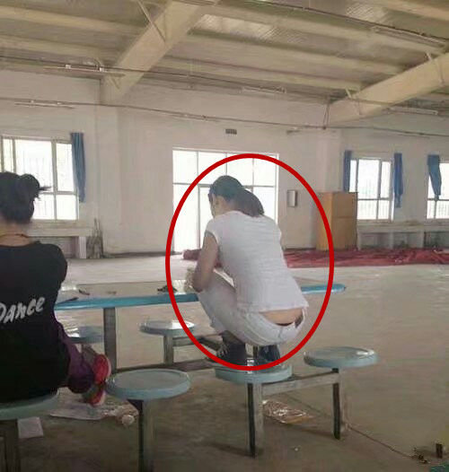 前排大姐这样蹲着吃饭，简直不忍直视人物gif搞笑图片